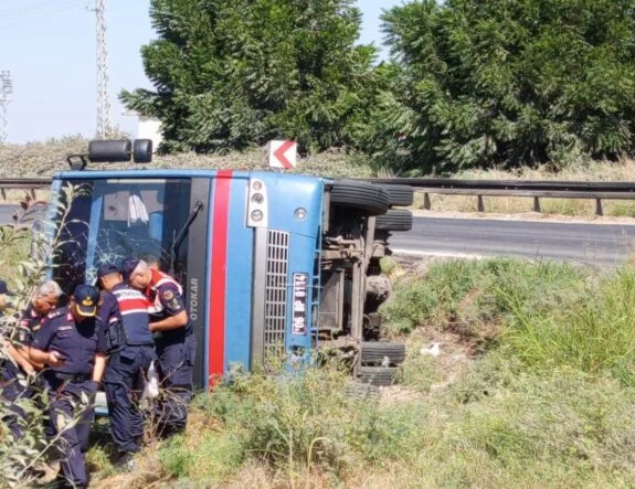 TARSUS’TA CEZAEVİ RİNG ARACI DEVRİLDİ: 12 YARALI