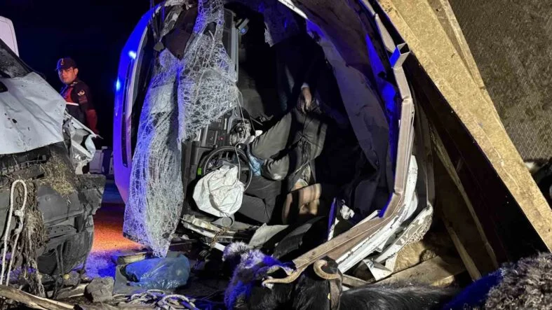 DİYARBAKIR’DA İKİ KAMYONET ÇARPIŞTI: 2 ÖLÜ, 1 YARALI