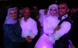 KUNDAKÇI KOMŞU YÜZÜNDEN YARIM KALAN DÜĞÜN İMECE USULÜ YAPILDI MERSİN'İN ERDEMLİ İLÇESİNDE EVLERİ KUNDAKLANDIĞI İÇİN DÜĞÜNLERİ YARIM KALAN ÇİFTİN DÜĞÜNÜ İLÇE ESNAFI TARAFINDAN YAPILDI