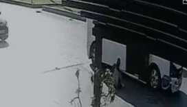 KAPISI AÇIK HAREKET EDEN MİNİBÜSTEN ÖĞRENCİ DÜŞTÜ