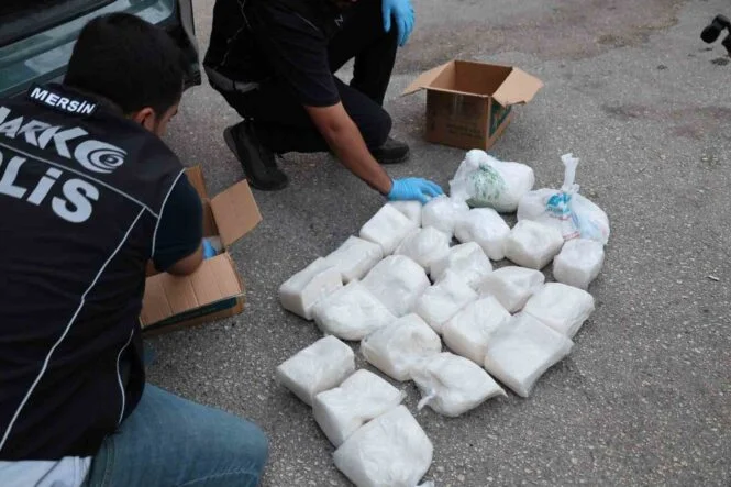 BARDAK KOLİLERİNDEN KİLOLARCA UYUŞTURUCU ÇIKTI: 7 TUTUKLAMA MERSİN POLİSİNİN ARTÇI VE ÖNCÜ YÖNTEMİYLE BİRLİKTE HAREKET EDEN 3 FARKLI ARACA YÖNELİK YAPTIĞI OPERASYONDA 31 KİLO 550 GRAM METAMTEFAMİN İLE SUÇTAN ELDE EDİLEN 421 BİN TL ELE GEÇİRİLDİ