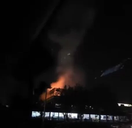 DİYARBAKIR'DA BİR RESTORANDA YANGIN: 2 KİŞİ DUMANDAN ETKİLENDİ