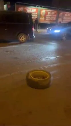 ARACIN TEKERİ YOLA FIRLADI, ZİNCİRLEME KAZADA 3 KİŞİ YARALANDI