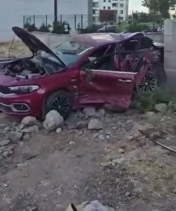 ARAÇLAR HURDAYA DÖNDÜ, 2 KİŞİ YARALANDI