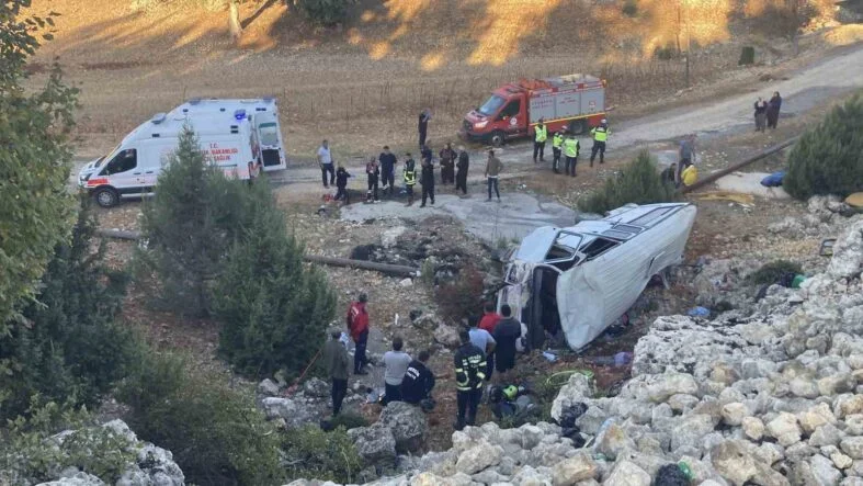 İŞÇİ SERVİSİ ŞARAMPOLE DEVRİLDİ: 5 ÖLÜ, 14 YARALI