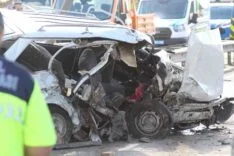 MERSİN'DE OTOMOBİL BETON BARİYERE ÇARPTI: 2 ÖLÜ