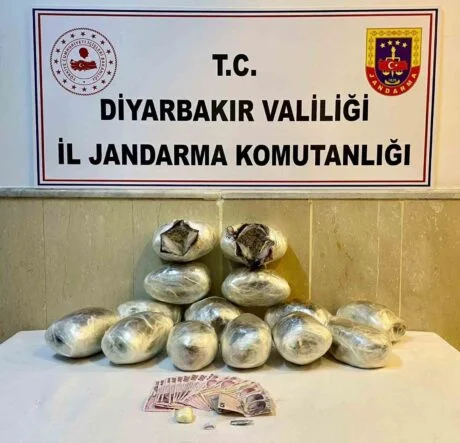 DİYARBAKIR'DA 92 KİLO ESRAR VE 11 KİLO SKUNK ELE GEÇİRİLDİ UYUŞTURUCU OPERASYONLARINDA YAKALANAN 39 ŞÜPHELİ HAKKINDA İŞLEM YAPILDI