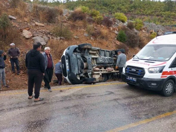 MERSİN'DE KAMYONET DEVRİLDİ: 3 YARALI