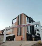 MOTOSİKLETLİ ŞAHIS, ARAÇTAN İNDİRDİĞİ KADINI BIÇAKLAYIP KAÇTI