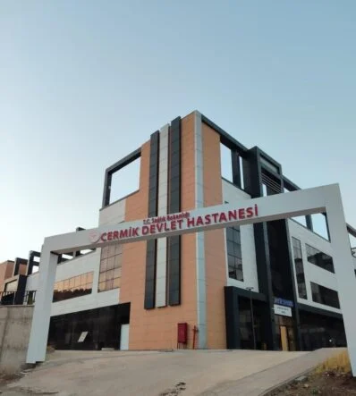 MOTOSİKLETLİ ŞAHIS, ARAÇTAN İNDİRDİĞİ KADINI BIÇAKLAYIP KAÇTI