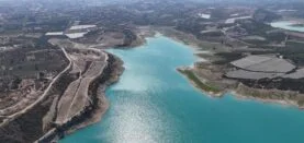 SU KITLIĞI KAPIDA: "CİDDİ ÖNLEMLER ALMAZSAK KORKMAMIZ GEREKLİ" PROF. DR. NADİR DİZGE: "TÜRKİYE’DE BAZI İLLER ÖNÜMÜZDEKİ YILLARDA İÇME SUYUNUN TAMAMEN TÜKENECEĞİ ‘SIFIR GÜNÜ KURAKLIĞI’ RİSKİYLE KARŞI KARŞIYA" "ARAŞTIRMADA ADANA VE MERSİN’İN 2030, İSTANBUL VE DİYARBAKIR’IN İSE 2050 YILINA KADAR BU TABLOYLA KARŞILAŞABİLECEĞİ BELİRTİLİYOR" 2030 YILI ÇOK YAKIN BİR GELECEK; YAKLAŞIK 5 YIL SONRA KAPIMIZI ÇALACAK,  CİDDİ ÖNLEMLER ALMAZSAK KORKMAMIZ GEREKİR" "HER TÜRLÜ TEKNOLOJİ MEVCUT VE DOĞRU İŞ BİRLİĞİ İLE SÜRECİ YÖNETEBİLİRİZ"