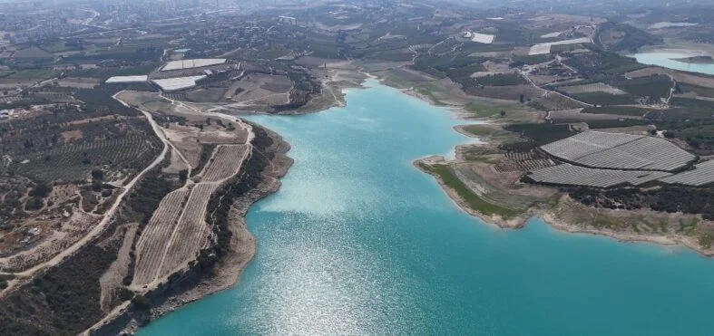 SU KITLIĞI KAPIDA: "CİDDİ ÖNLEMLER ALMAZSAK KORKMAMIZ GEREKLİ" PROF. DR. NADİR DİZGE: "TÜRKİYE’DE BAZI İLLER ÖNÜMÜZDEKİ YILLARDA İÇME SUYUNUN TAMAMEN TÜKENECEĞİ ‘SIFIR GÜNÜ KURAKLIĞI’ RİSKİYLE KARŞI KARŞIYA" "ARAŞTIRMADA ADANA VE MERSİN’İN 2030, İSTANBUL VE DİYARBAKIR’IN İSE 2050 YILINA KADAR BU TABLOYLA KARŞILAŞABİLECEĞİ BELİRTİLİYOR" 2030 YILI ÇOK YAKIN BİR GELECEK; YAKLAŞIK 5 YIL SONRA KAPIMIZI ÇALACAK,  CİDDİ ÖNLEMLER ALMAZSAK KORKMAMIZ GEREKİR" "HER TÜRLÜ TEKNOLOJİ MEVCUT VE DOĞRU İŞ BİRLİĞİ İLE SÜRECİ YÖNETEBİLİRİZ"