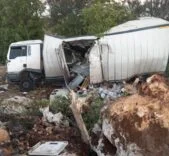 MERSİN'DE KAMYON KAZASI : 2 YARALI