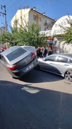 DİYARBAKIR'DA İLGİNÇ KAZA: PARK HALİNDEKİ 2 ARACA ÇARPIP ASILI KALDI