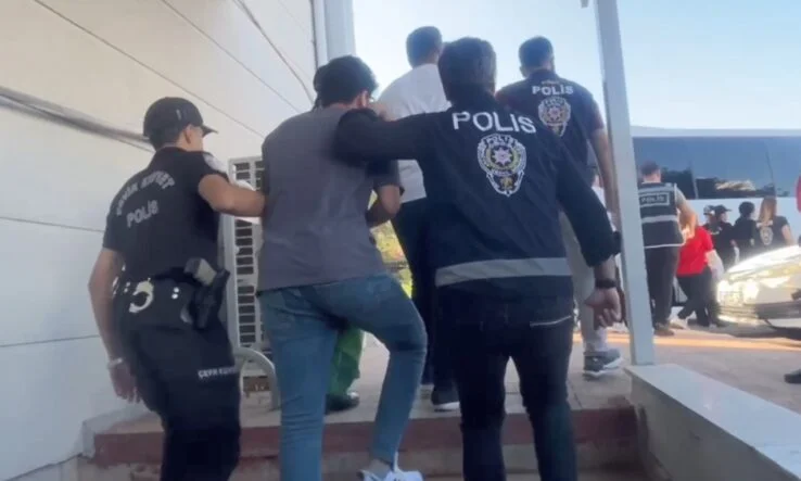 MERSİN'DE SOSYAL MEDYADAN DOLANDIRAN ŞEBEKE ÇÖKERTİLDİ: 5 TUTUKLAMA