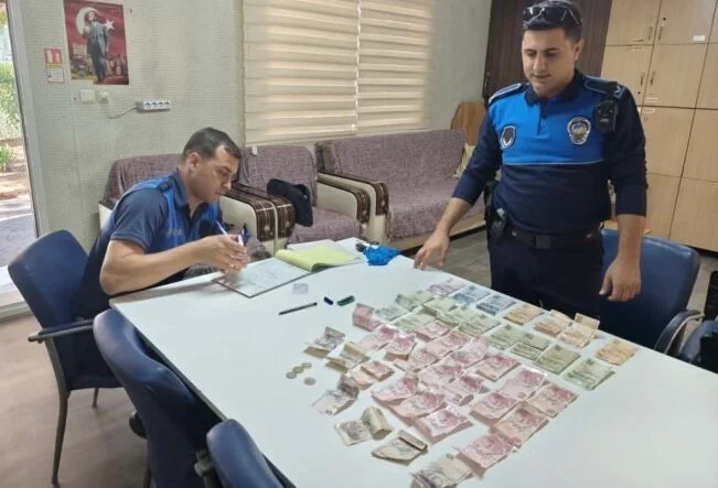 DİLENCİLİK YAPAN KADIN YARIM SAATTE BİN 32 LİRA TOPLADI