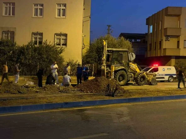 MERSİN'DE İNTERNET ÇALIŞMASI İÇİN YAPILAN KAZI DOĞALGAZ BORUSUNA ZARAR VERDİ: 2 YARALI