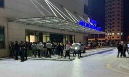 DÜĞÜN SALONU ÖNÜNDE BABASIYLA TARTIŞAN ŞAHISLARA ATEŞ ETTİ: 5 YARALI