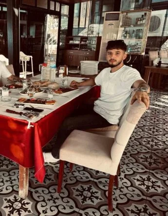 TARSUS'TA OTOMOBİLLE ÇARPIŞAN MOTOSİKLETLİ HAYATINI KAYBETTİ