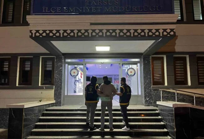 MERSİN’DE 5 ARACI KUNDAKLAYAN ŞÜPHELİ YAKALANDI SANAYİ SİTESİNDE 5 ARACI ATEŞE VEREN ZANLI, POLİSİN OPERASYONUYLA GÖZALTINA ALINDI