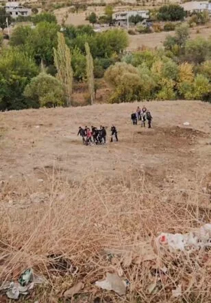 DİYARBAKIR'DA TARLADA ERKEK CESEDİ BULUNDU