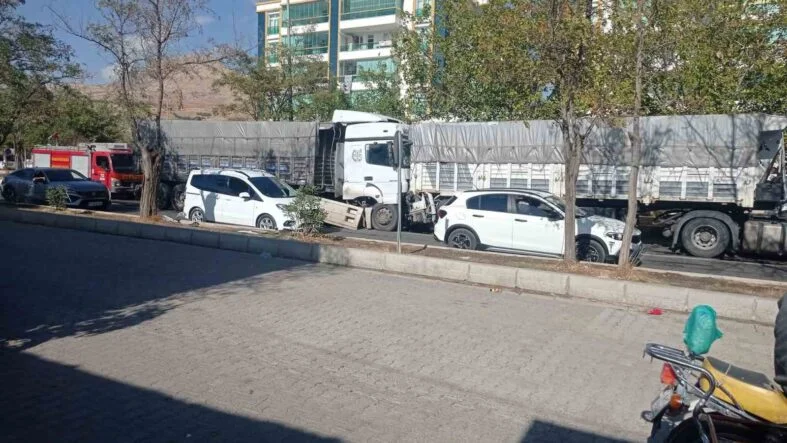 FRENİ BOŞALAN TIR BAŞKA BİR TIRA ARKADAN ÇARPTI: 1 YARALI