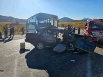 MERSİN'DE TARIM İŞÇİLERİNİ TAŞIYAN MİDİBÜS OTOMOBİLLE ÇARPIŞTI: 3 ÖLÜ, 12 YARALI