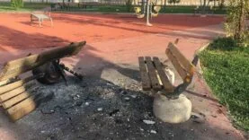 DİYARBAKIR'DA BAZI PARKLARDA OTURMA BANKLARI YAKILDI