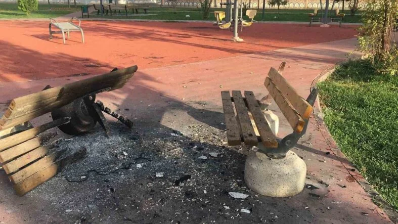 DİYARBAKIR'DA BAZI PARKLARDA OTURMA BANKLARI YAKILDI