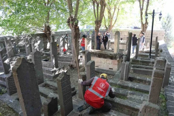 DİYARBAKIR'DA TARİHİ MEZAR TAŞLARI VE KİTABELERİN KİMLİKLENDİRME ÇALIŞMALARINA BAŞLANDI