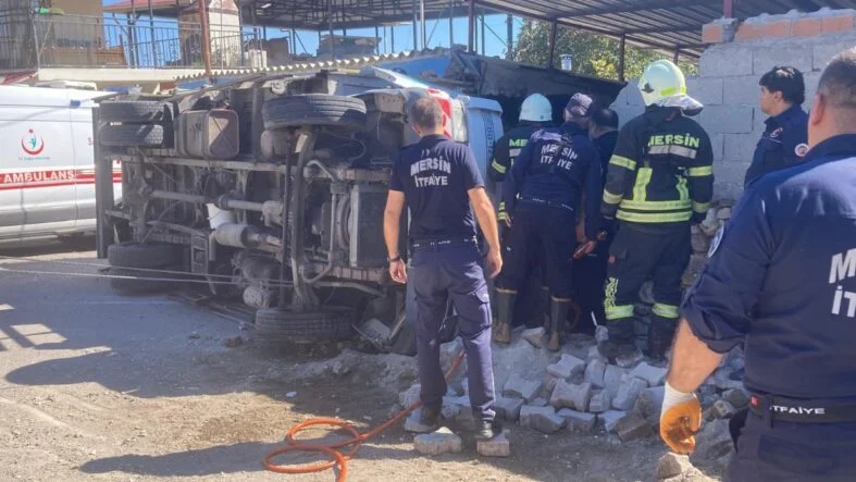 KAMYONET 2 EVİN ARASINDAKİ DEPOYA GİRDİ, YARALILAR EKİPLERİN ÇALIŞMASIYLA KURTARILDI