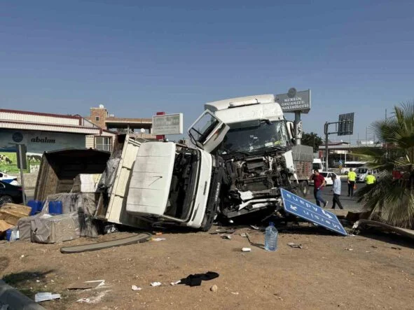 MERSİN'DE TIRLAR ZİNCİRLEME KAZA YAPTI: 2 YARALI