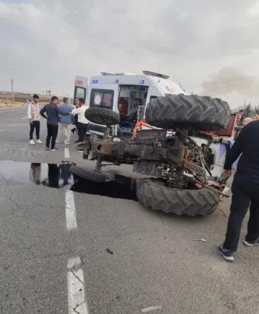 DİYARBAKIR'DA OTOMOBİL İLE TRAKTÖR ÇARPIŞTI: 1 YARALI