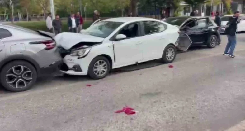 DİYARBAKIR'DA ZİNCİRLEME KAZA: 4 YARALI