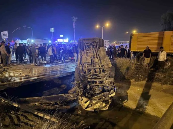 MERSİN'DE 10 KİŞİNİN YARALANDIĞI KAZA ANI KAMERADA
