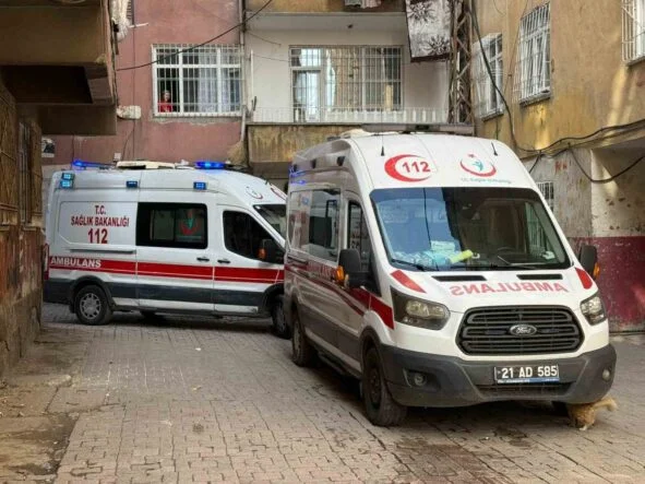 DİYARBAKIR'DA APARTMANDA PRİZ KAYNAKLI YANGIN: 7 KİŞİ DUMANDAN ETKİLENDİ