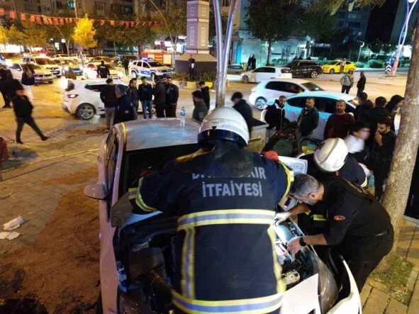 OTOMOBİL, İŞ YERİ MERDİVENİNE ÇARPTI: 4 YARALI