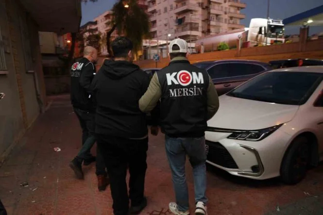 MERSİN'DEKİ RÜŞVET OPERASYONUNDA 6'SI GÜMRÜK MEMURU 11 KİŞİ TUTUKLANDI OPERASYONDA GÜMRÜĞE AİT DEVLETİN MÜHRÜ İSE ÖZEL BİR GÜMRÜK MÜŞAVİRLİĞİ BÜROSUNDAN ÇIKTI