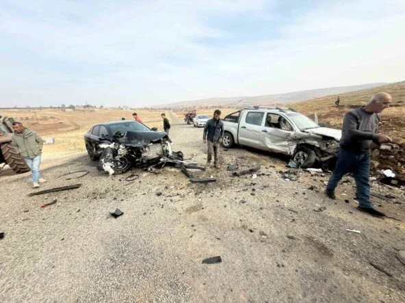 DİYARBAKIR'DA İKİ OTOMOBİL KAFA KAFAYA ÇARPIŞTI: 2 YARALI