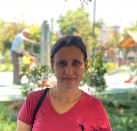 MERSİN'DEKİ KOCA VAHŞETİ: ŞÜPHELİ TUTUKLANDI, 4 ÇOCUK ANNESİ SON YOLCULUĞUNA UĞURLANDI