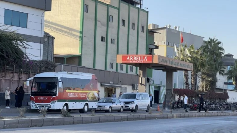 MERSİN'DEKİ MAKARNA FABRİKASINDA ZİRAİ İLAÇ ZEHİRLENMESİ: 11 İŞÇİ HASTANEYE KALDIRILDI