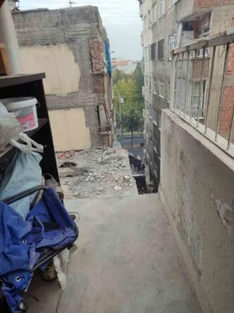 AĞIR HASARLI BİNA YIKILIRKEN SAĞLAM BİNA ZARAR GÖRDÜ, İTİRAZA 'HASAR TESPİTİNE YER YOK' CEVABI GELDİ