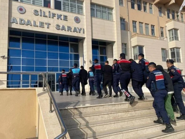 MERSİN'DE TEKNEYE KAÇAK SİGARA OPERASYONU: 6 TUTUKLAMA