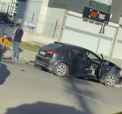 DİYARBAKIR'DA OTOMOBİLLER ÇARPIŞTI: 2 YARALI