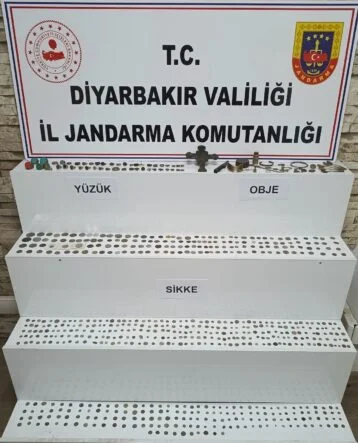 DİYARBAKIR’DA ‘ANADOLU MİRASI’ OPERASYONU BİZANS DÖNEMİNE AİT SİKKE VE TARİHİ ESERLER ELE GEÇİRİLDİ