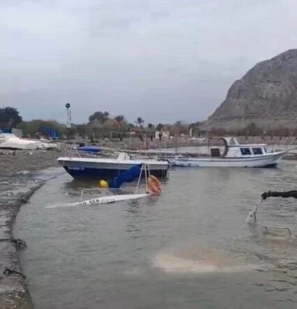 SİLİFKE’DE FIRTINA TEKNELERİ BATIRDI