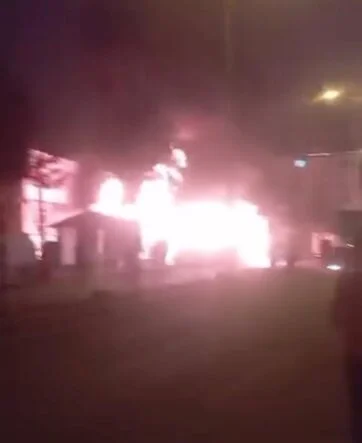DİYARBAKIR’DA HIRDAVAT DÜKKANI ALEVLERE TESLİM OLDU