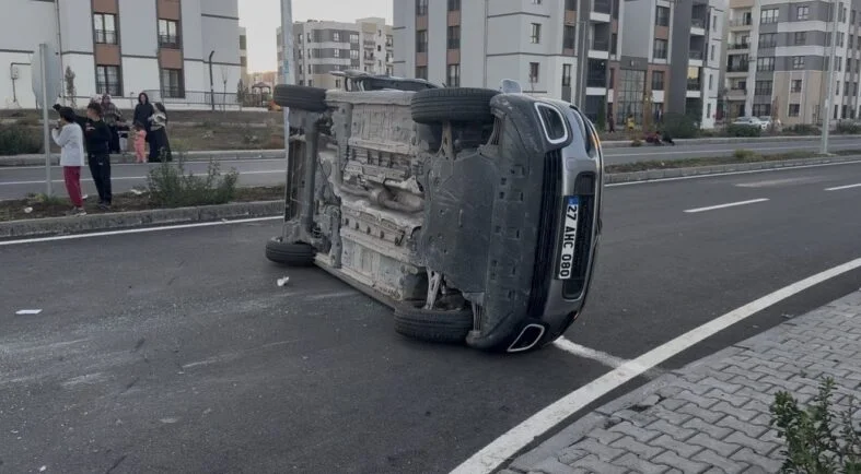 DİYARBAKIR'DA TRAFİK KAZASI: ARAÇ YAN YATTI, 2 KİŞİ YARALANDI