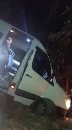 YOLCU MİNİBÜSÜ ŞARAMPOLDE ASILI KALDI, FACİADAN DÖNÜLDÜ