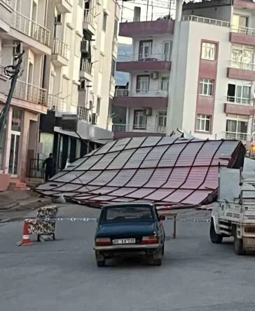 MERSİN MUT'TA FIRTINA ÇATIYI UÇURDU